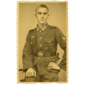 Foto van Duitse soldaat, de hoefsmid in rang van Oberkanonier